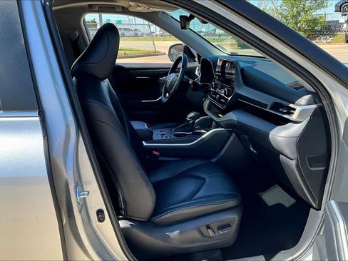 Used 2023 Toyota Highlander XLE image 9