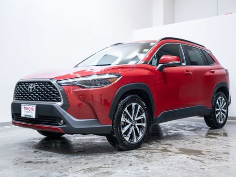 Certified 2023 Toyota Corolla Cross XLE image 3