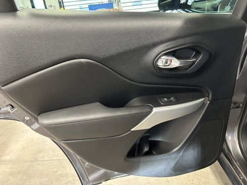 Used 2018 Jeep Cherokee Overland w/ Technology Group image 12