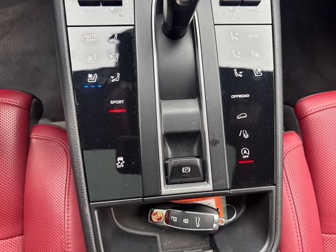 Used 2022 Porsche Macan AWD/4WD image 36
