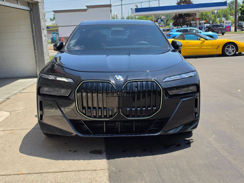 Used 2025 BMW i7 xDrive60 w/ Executive Package AWD/4WD image 2