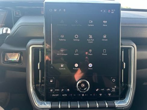 Used 2025 GMC Yukon XL Denali AWD/4WD image 34