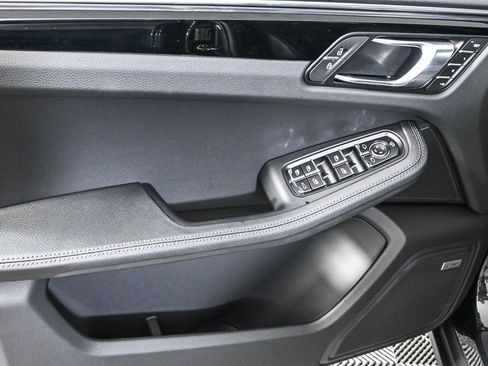 Certified 2026 Porsche Macan AWD/4WD image 6