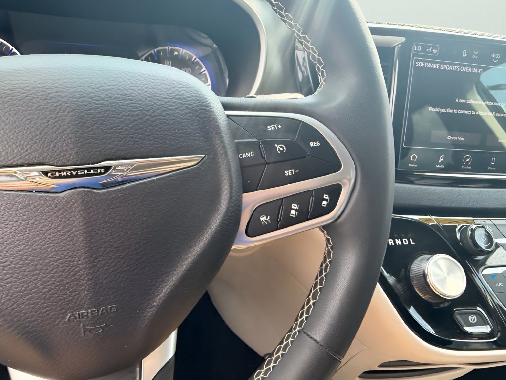 Used 2023 Chrysler Pacifica Touring-L FWD image 23