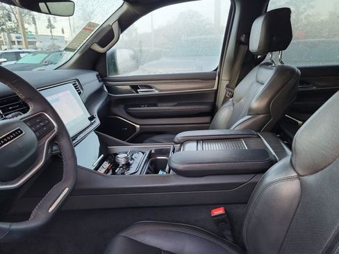 Used 2023 Jeep Wagoneer L Series III w/ Preferred Equipment Group image 15