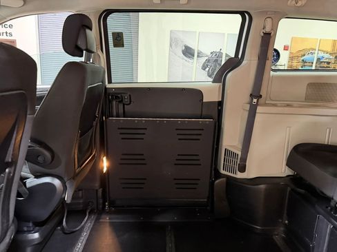 Used 2019 Dodge Grand Caravan SE FWD image 30