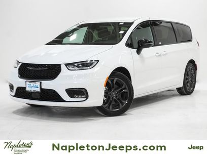 New 2026 Chrysler Pacifica Select