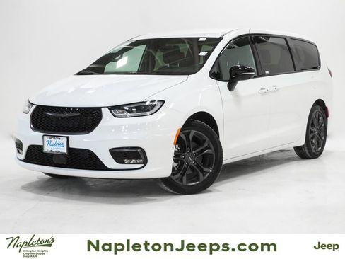 New 2026 Chrysler Pacifica Select FWD image 1