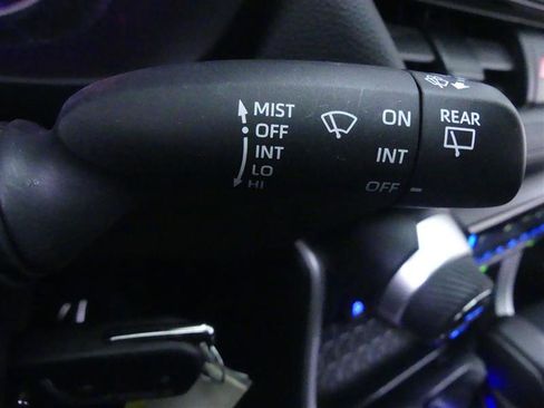 Used 2021 Toyota RAV4 LE AWD/4WD image 18