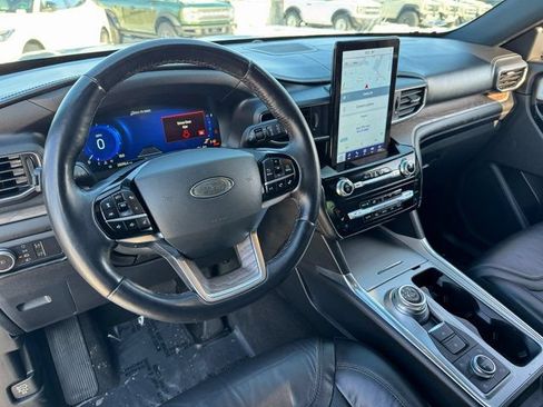 Used 2022 Ford Explorer Platinum w/ Equipment Group 601A AWD/4WD image 3
