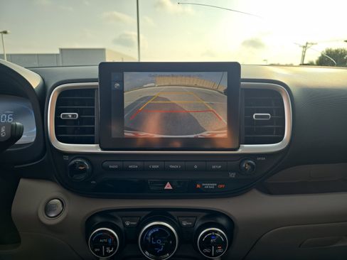 Used 2024 Hyundai Venue SEL image 14