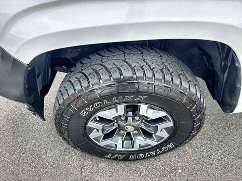 Used 2017 Toyota Tacoma SR image 10