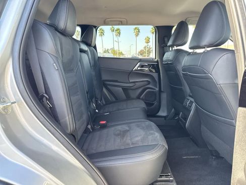 Used 2024 Mitsubishi Outlander SE image 37