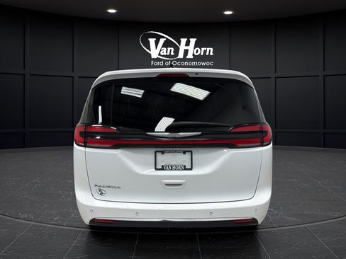 Used 2023 Chrysler Pacifica Touring-L FWD image 6