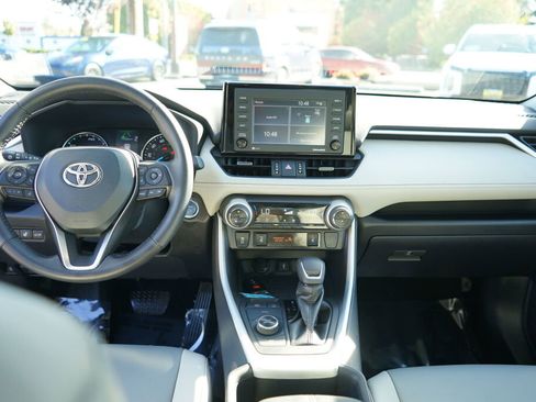 Used 2022 Toyota RAV4 XLE Premium image 14