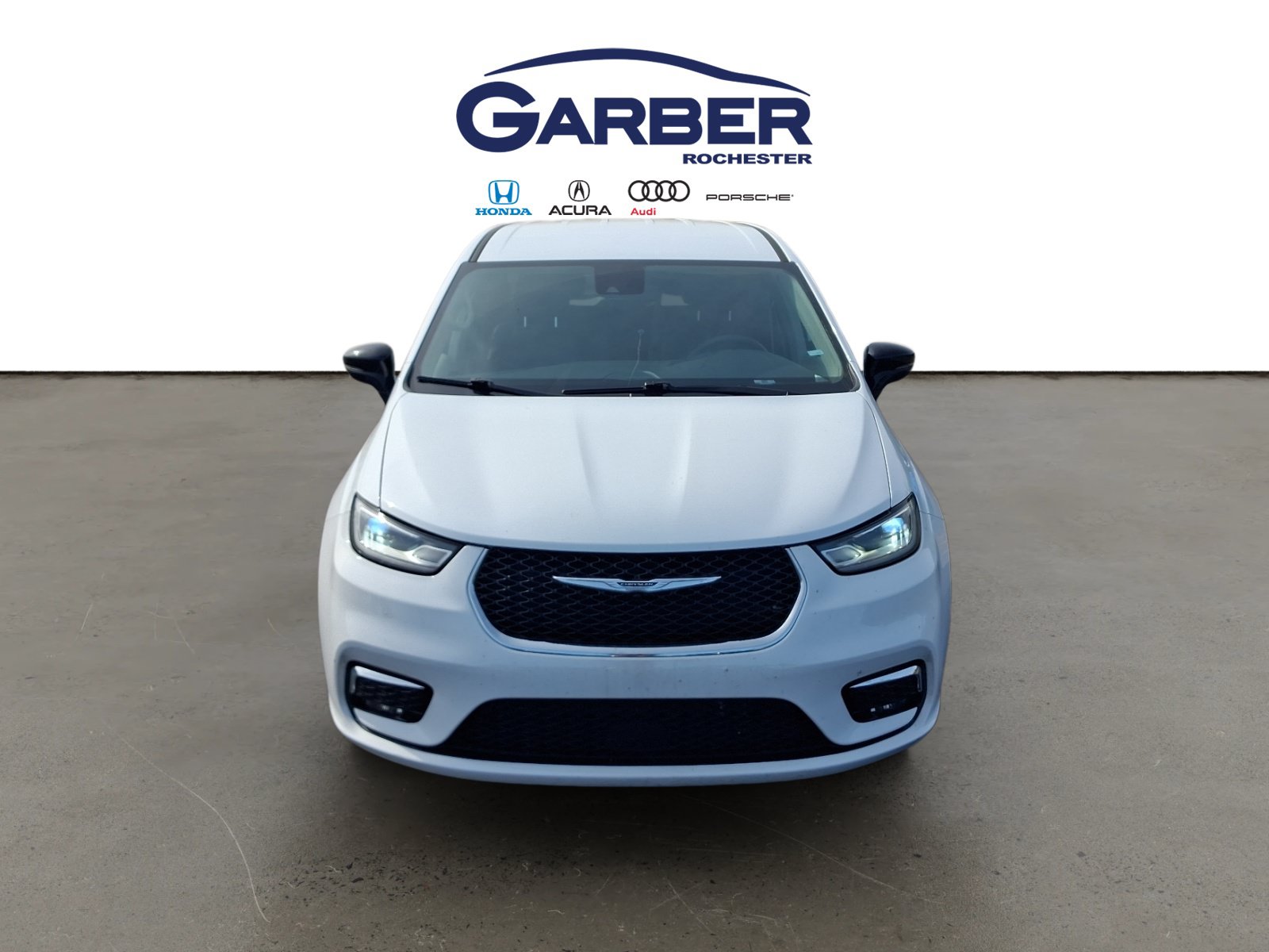 Used 2024 Chrysler Pacifica Touring-L FWD image 5