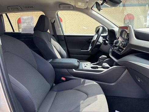 Used 2024 Toyota Highlander LE AWD/4WD image 9
