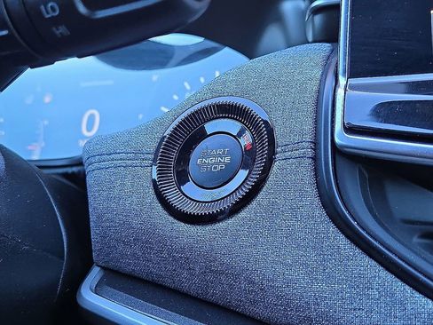 Used 2024 Jeep Compass Latitude image 32