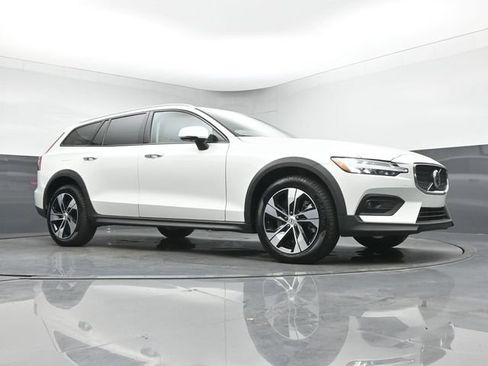 Used 2025 Volvo V60 B5 Cross Country Plus AWD/4WD image 10