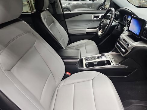 Used 2021 Ford Explorer XLT w/ Equipment Group 202A image 10