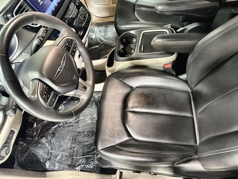 Used 2024 Chrysler Pacifica Touring-L image 19