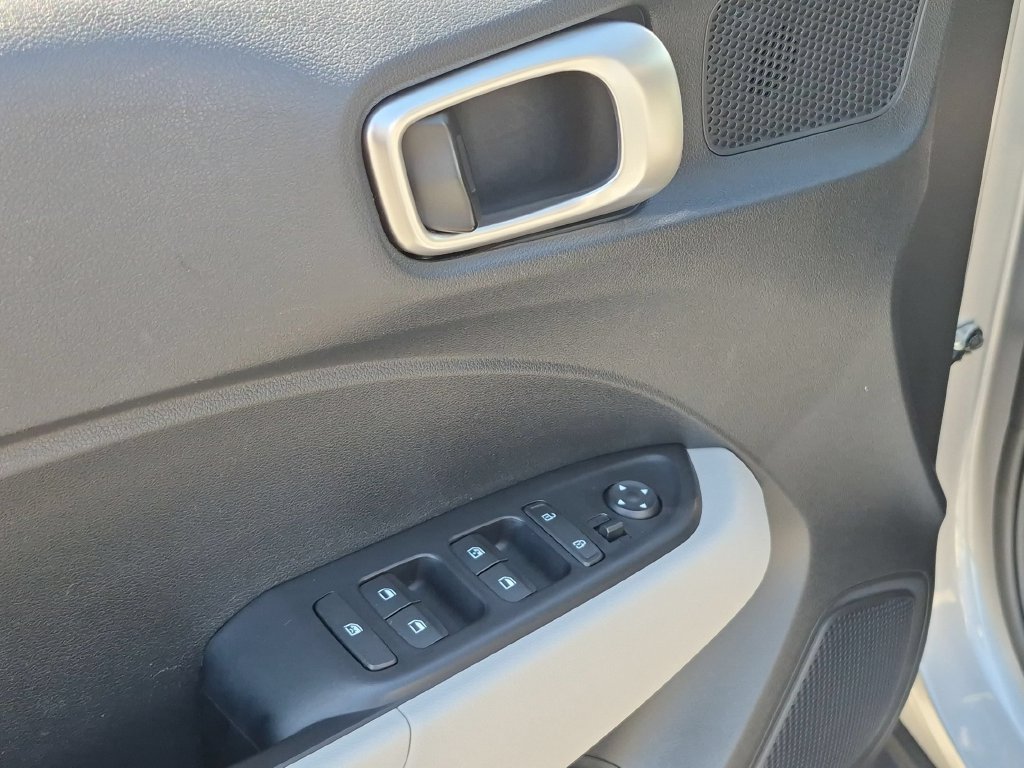 Used 2025 Hyundai Venue SEL FWD image 13