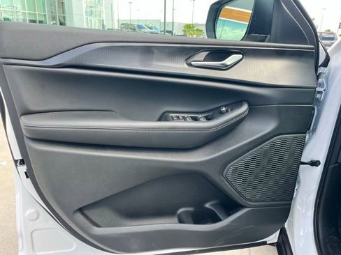 New 2025 Jeep Grand Cherokee Laredo X w/ Luxury Tech Group I image 16