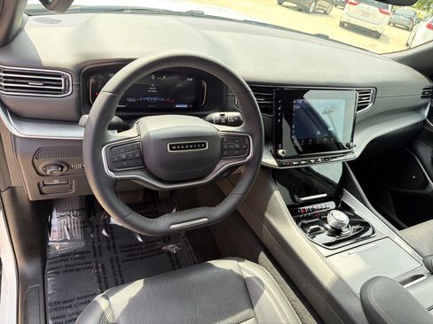 Used 2025 Jeep Wagoneer L Series II w/ 8-pass Seating Package AWD/4WD image 17