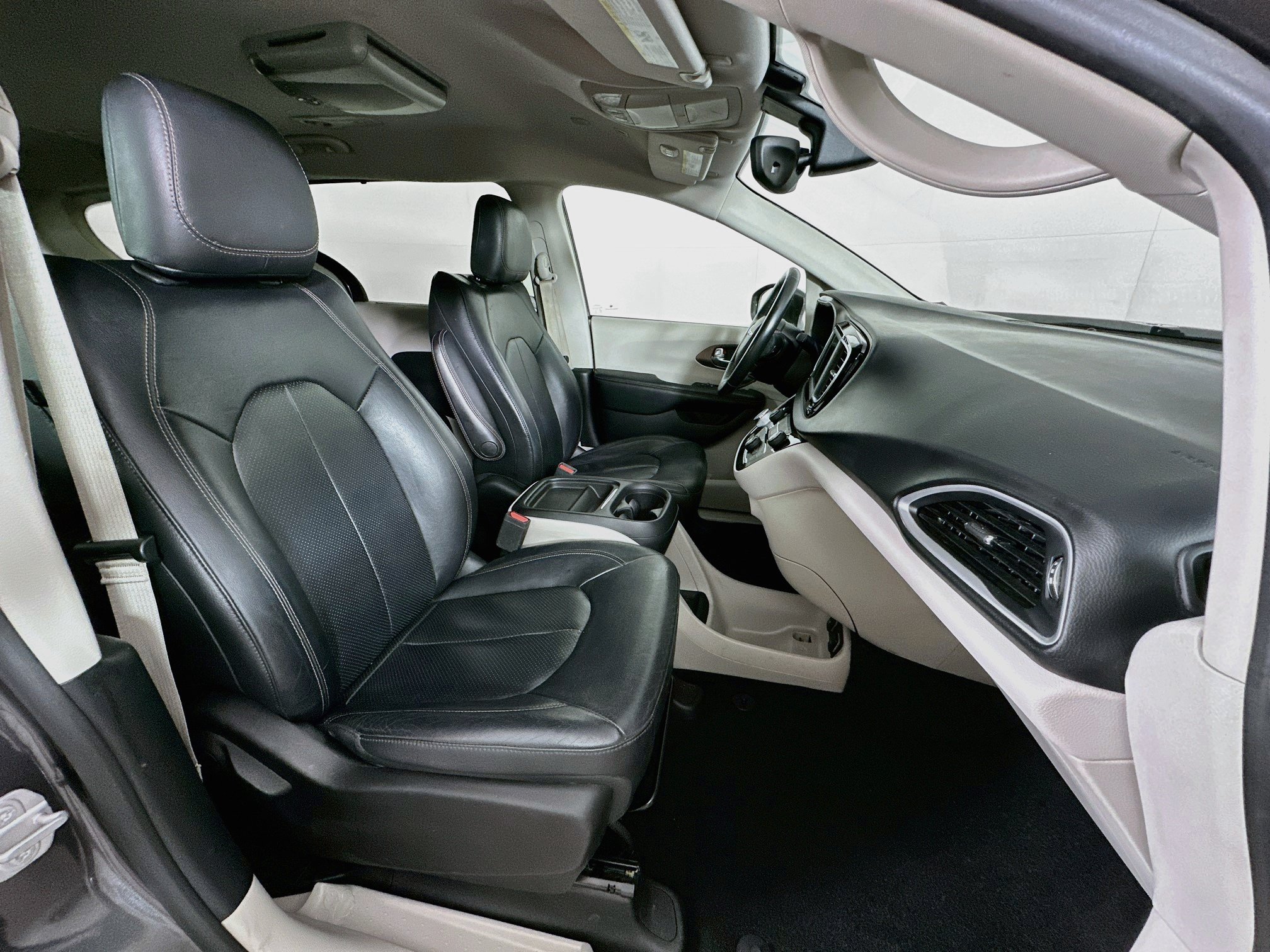 Used 2019 Chrysler Pacifica Touring-L FWD image 32