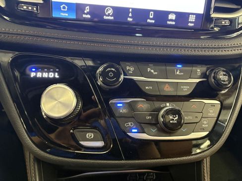 Used 2024 Chrysler Pacifica Pinnacle FWD image 33