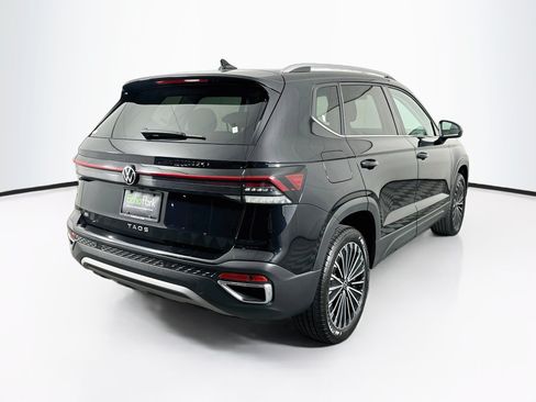 Used 2025 Volkswagen Taos SE FWD image 9