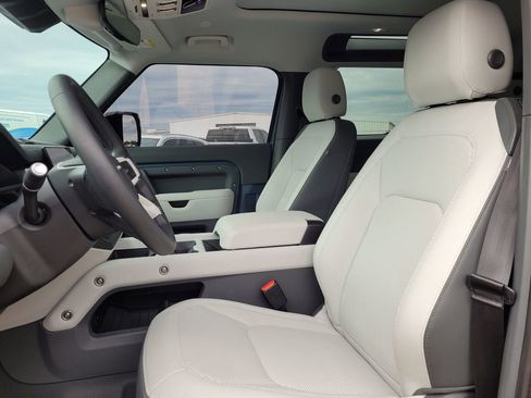 Used 2025 Land Rover Defender 90 S image 14