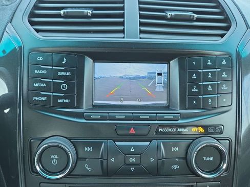 Used 2017 Ford Explorer XLT image 28