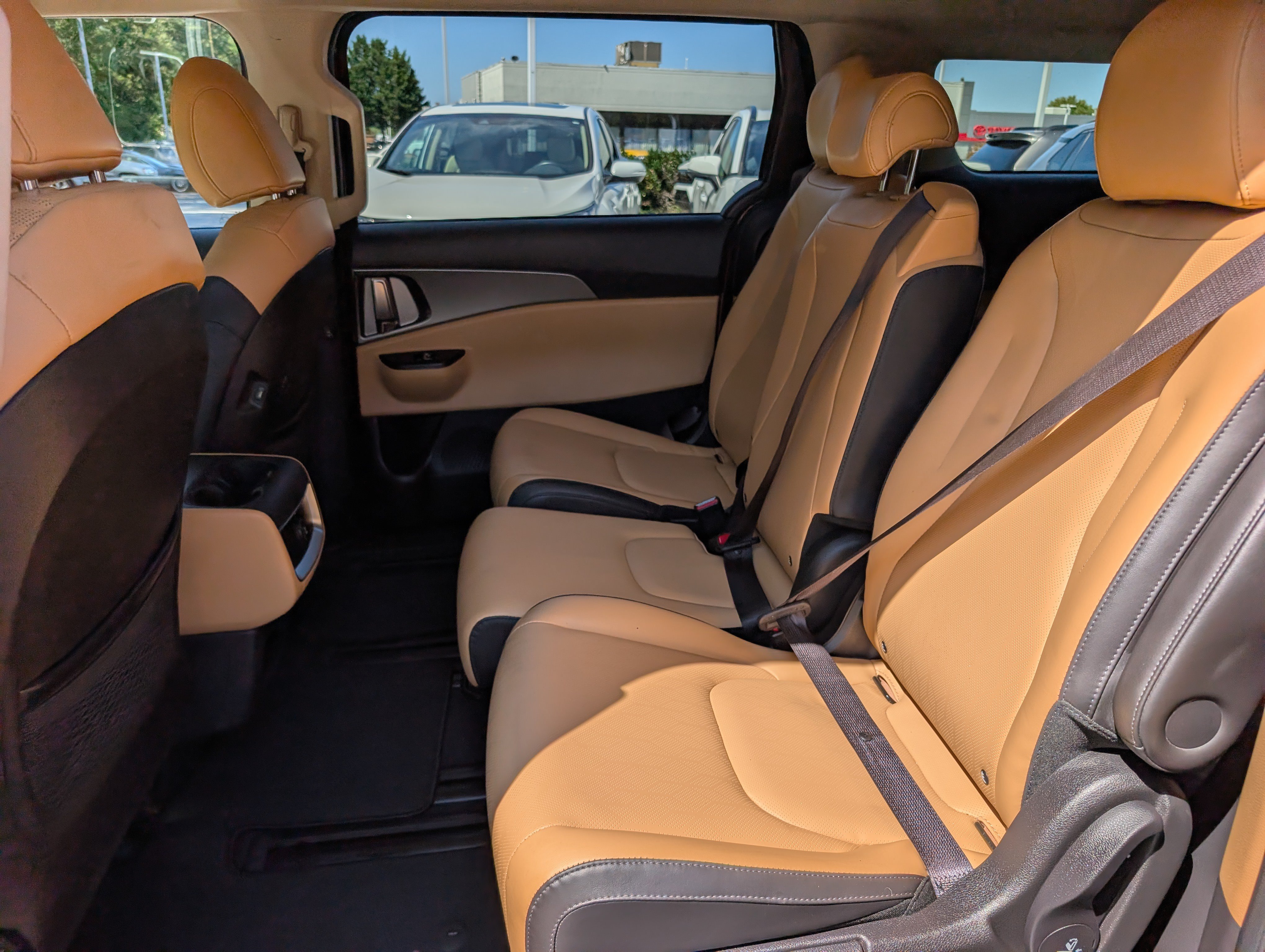 Used 2022 Kia Carnival LX FWD image 15