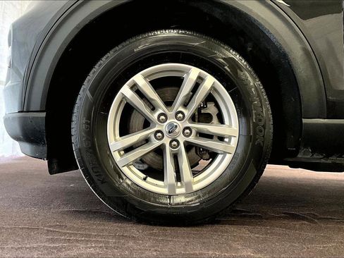 Certified 2022 Ford Explorer XLT w/ Equipment Group 202A image 8