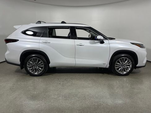 New 2026 Toyota Highlander Platinum AWD/4WD image 2