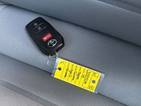 Used 2025 Toyota Tacoma TRD Off-Road image 33