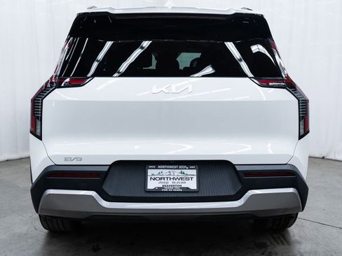 Used 2024 Kia EV9 Wind image 5