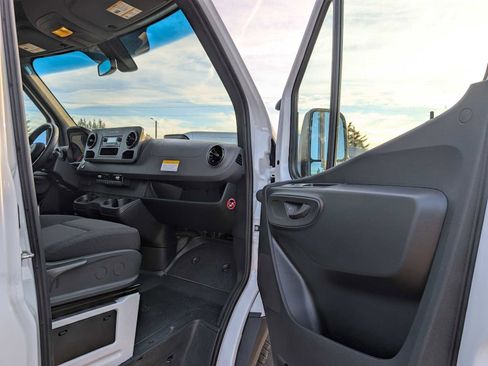 Used 2025 Mercedes-Benz Sprinter 2500 image 10