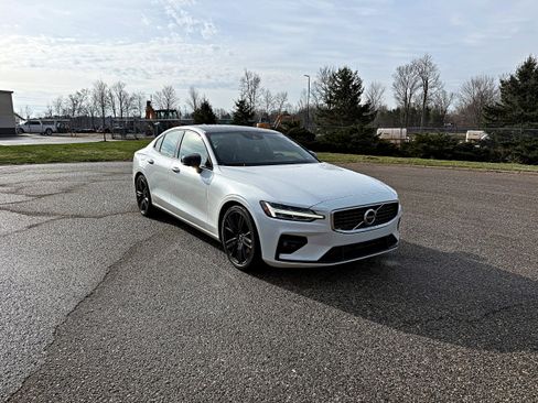 Used 2019 Volvo S60 T6 R-Design image 1