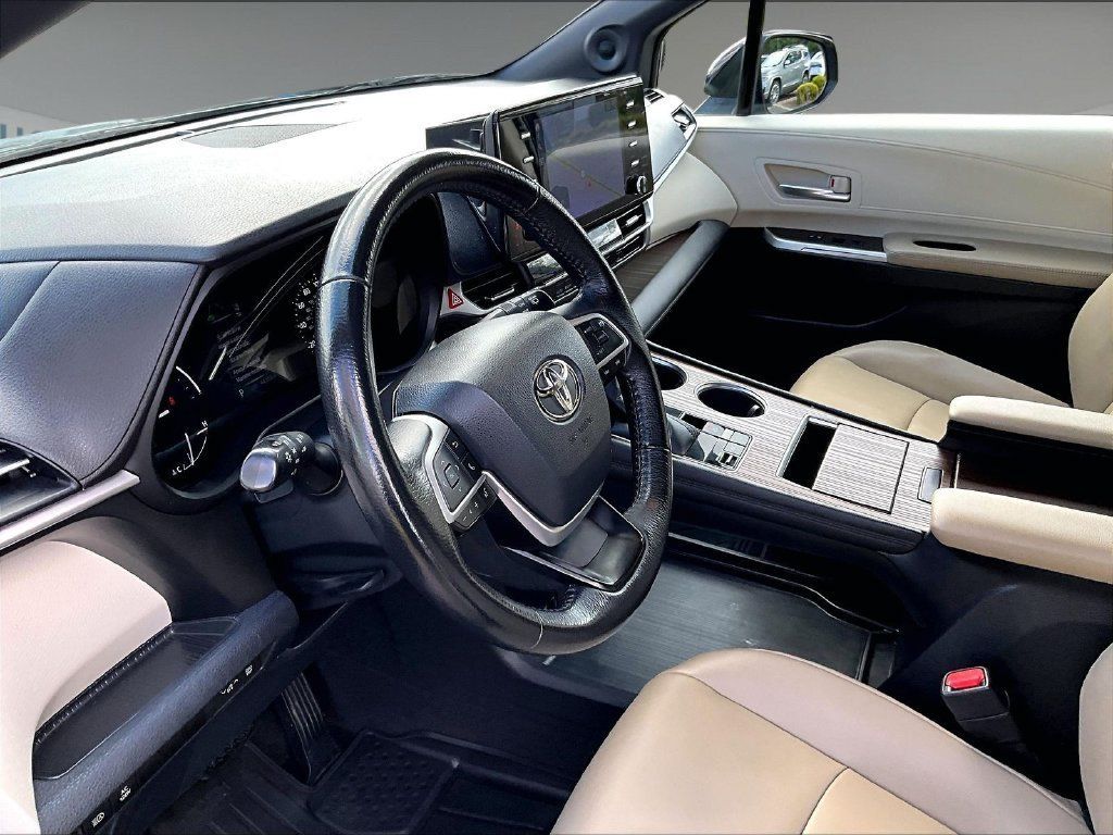 Used 2022 Toyota Sienna XLE w/ XLE Plus Package AWD/4WD image 8