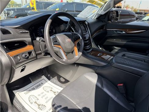 Used 2017 Cadillac Escalade Premium Luxury RWD image 17