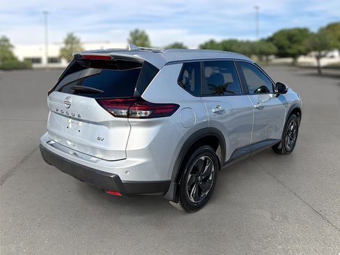Used 2024 Nissan Rogue SV w/ SV Premium Package image 7