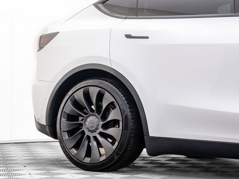 Used 2022 Tesla Model Y Long Range image 31