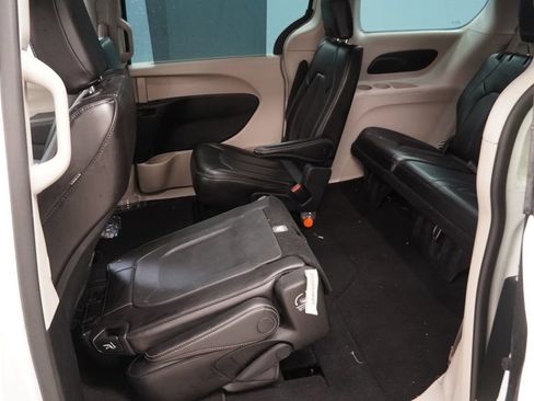 Used 2023 Chrysler Pacifica Touring-L FWD image 16