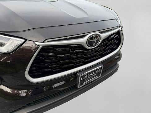 Used 2022 Toyota Highlander XLE AWD/4WD image 11