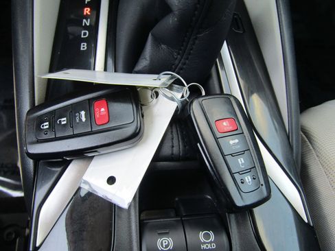 Used 2021 Toyota Corolla LE image 19