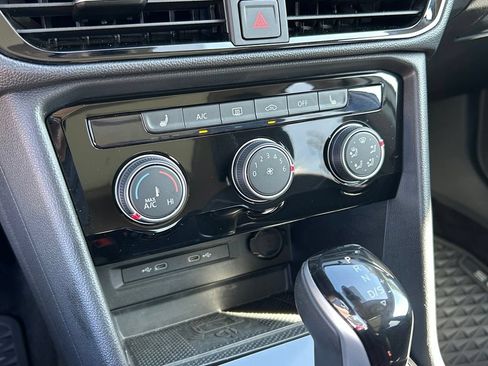 Certified 2023 Volkswagen Taos SE FWD image 31