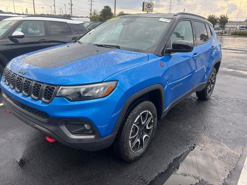 Used 2025 Jeep Compass Trailhawk AWD/4WD image 1
