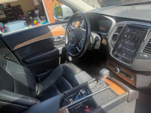 Used 2022 Volvo XC90 T6 Momentum w/ Climate Package AWD/4WD image 4